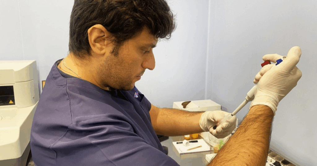laboratorio-analisi-diagnostica-di-laboratorio Un veterinario della Clinica Veterinaria Zarcone intento ad eseguire degli esami di laboratorio, che indossa camice e guanti usa una pipetta per trasferire un liquido nel laboratorio interno della Clinica Zarcone, con attrezzature e materiali di laboratorio visibili sul tavolo. Servizio di diagnostica di laboratorio
